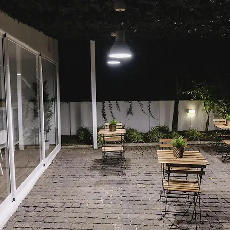 ゲストハウス 4u Airport リスボン